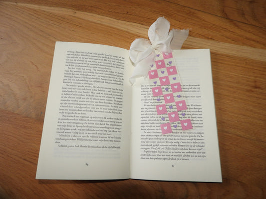 Hartjes boekenlegger met strik