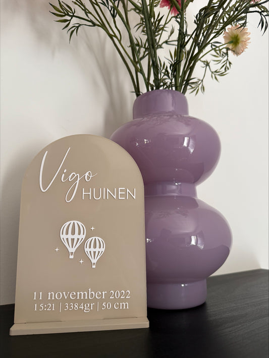 Gepersonaliseerd beige geboortebordje - luchtballon